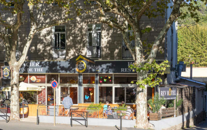 Hôtel RevHotel à Lamalou les Bains Hôtel 2 étoiles sur le tronçon PassaPaïs de la Véloccitanie, à Lamalou les Bains.